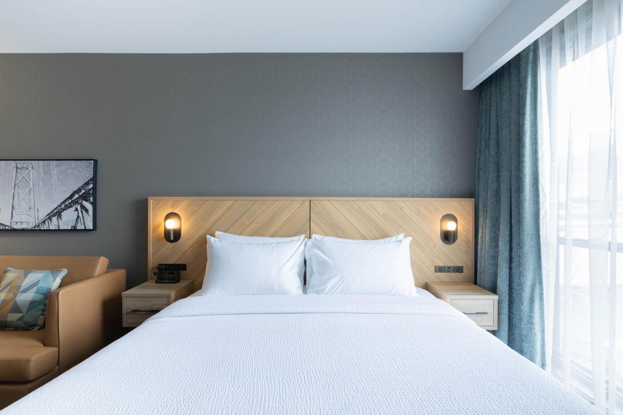 Hotel Sandman Signature & *